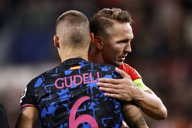 EINDHOVEN - (l-r) Nemanja Gudelj of Sevilla FC, Luuk de Jong of PSV Eindhoven during the UEFA Champions League match between PSV Eindhoven and Sevilla FC at the Phillips stadium on October 3, 2023 in Eindhoven, Netherlands. ANP MAURICE VAN STEEN UEFA Champions League 2023 24 2023 2024 xVIxANPxSportx xxANPxIVx 480146096 originalFilename: 480146096.jpg
