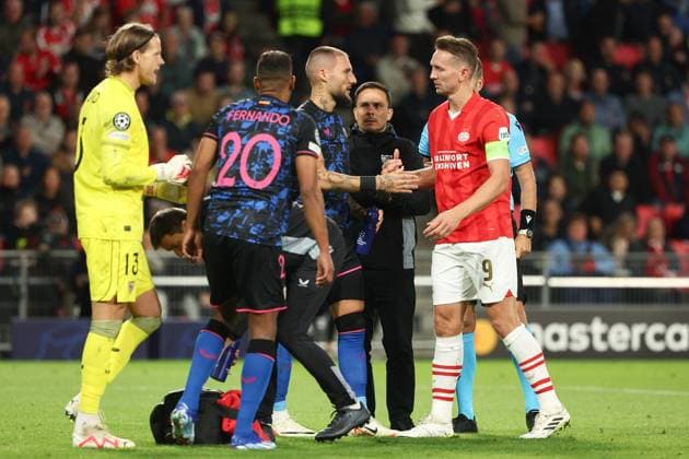 EINDHOVEN, 03-10-2023, Philips Stadium, UEFA Champions League season 2023 2024 match between PSV and Sevilla. (L-R) Sevilla player Nemanja Gudelj, PSV player Luuk de Jong PSV - Sevilla  x22613557x Copyright: