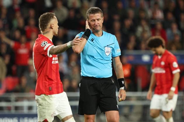 EINDHOVEN, 03-10-2023, Philips Stadium, UEFA Champions League season 2023 2024 match between PSV and Sevilla. (L-R) PSV player Noa Lang, referee Daniele Orsato (ITA) PSV - Sevilla  x22613786x Copyright: