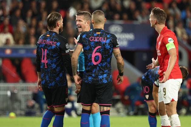 EINDHOVEN, 03-10-2023, Philips Stadium, UEFA Champions League season 2023 2024 match between PSV and Sevilla. (L-R) Sevilla player Sergio Ramos, referee Daniele Orsato (ITA), Sevilla player Nemanja Gudelj, PSV player Luuk de Jong PSV - Sevilla  x22613800x Copyright:
