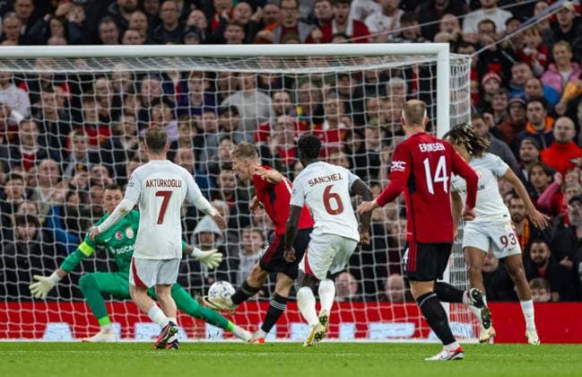 Football - UEFA Champions League - Group A - Manchester United, ManU FC v Galatasaray S.K. MANCHESTER, ENGLAND - Tuesday, October 3, 2023: Manchester United s Rasmus Hojlund scores a second goal, but it is disallowed following a VAR check, during the UEFA Champions League Group A match between Manchester United FC and Galatasaray S.K. at Old Trafford. MANCHESTER Old Trafford GREATER MANCHESTER ENGLAND  Copyright: xDavidxRawcliffex P2023-10-03-Man_Utd_Galatasaray-56