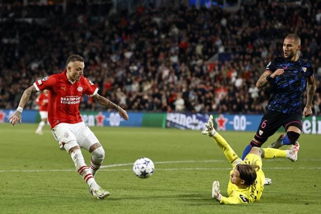 EINDHOVEN - (l-r) Noa Lang of PSV Eindhoven, Sevilla FC goalkeeper Orjan Nyland, Nemanja Gudelj of Sevilla FC during the UEFA Champions League match between PSV Eindhoven and Sevilla FC at the Phillips stadium on October 3, 2023 in Eindhoven, Netherlands. ANP MAURICE VAN STEEN UEFA Champions League 2023 24 2023 2024 xVIxANPxSportx xxANPxIVx 480147612 originalFilename: 480147612.jpg