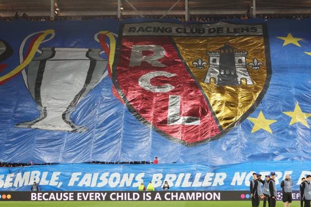 Ambiance Tifo lors du match de l UEFA Champions League entre le RC Lens et Arsenal FC, stade Bollaert-Delelis, le 3 octobre 2023 FOOTBALL : RC LENS vs ARSENAL - UEFA LIGUE DES CHAMPIONS - 03 10 2023 LaurentSanson Panoramic 
