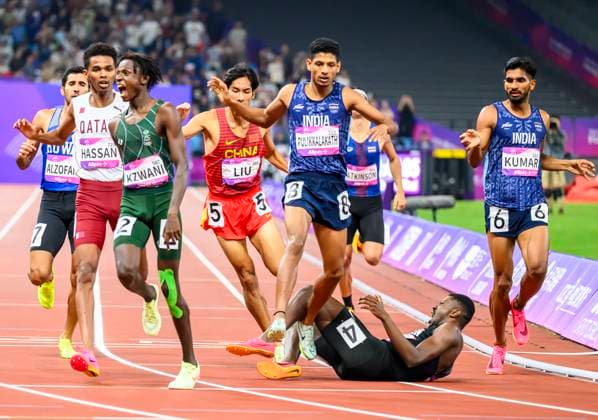 Sport Themen der Woche KW40 Sport Bilder des Tages The 19th Asian Games Hangzhou 2022 The Athletics Event KZWANI Essa Ali S (3-L) of Saudi Arabia react after crosses the finish line to win the Men s 800m Final race of athletics event during The19th Asian Games Hangzhou 2022 at Hangzhou Olympic Sports Centre in Hangzhou, Zhejiang Province of China on 03 October 2023. HANGZHOU China  Copyright: xNoushadxThekkayilx originalFilename:varittyakkal-the19tha231003_nprTB.jpg