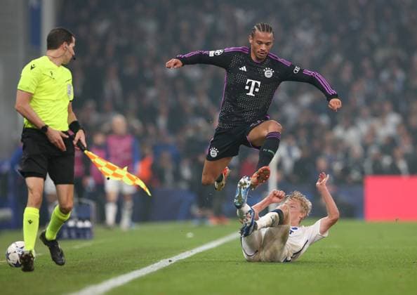 03.10.2023, Fussball UEFA Champions League 2023 2024, Gruppenphase, 2.Spieltag, FC Kopenhagen - FC Bayern München, im Parken-Stadion Kopenhagen. (L-R) Leroy Sane (Bayern München) gegen Birger Meling (FC Kopenhagen)