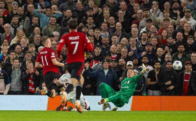 Football - UEFA Champions League - Group A - Manchester United, ManU FC v Galatasaray S.K. MANCHESTER, ENGLAND - Tuesday, October 3, 2023: Manchester United s Rasmus Hojlund scores the second goal past Galatasaray s goalkeeper Fernando Muslera during the UEFA Champions League Group A match between Manchester United FC and Galatasaray S.K. at Old Trafford. MANCHESTER Old Trafford GREATER MANCHESTER ENGLAND  Copyright: xDavidxRawcliffex P2023-10-03-Man_Utd_Galatasaray-66