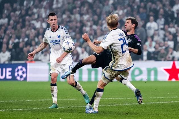 231003 Thomas Muller of Bayern Munich against Lukas Lerager and Birger Meling of Copenhagen during the UEFA Champions League football match between FC Copenhagen and Bayern Munich on October 3, 2023 in Köpenhamn. Photo: Petter Arvidson BILDBYRAN kod PA PA0658 fotboll football soccer fotball champions league fc copenhagen bayern münchen bbeng bayern munich fc köpenhamn Copyright: PETTERxARVIDSON BB231003PA134