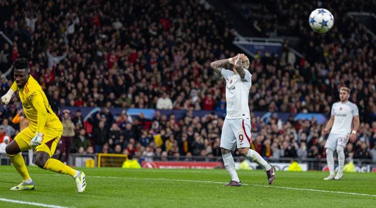 Football - UEFA Champions League - Group A - Manchester United, ManU FC v Galatasaray S.K. MANCHESTER, ENGLAND - Tuesday, October 3, 2023: Galatasaray s Mauro Icardi looks dejected after seeing his penalty kick saved during the UEFA Champions League Group A match between Manchester United FC and Galatasaray S.K. at Old Trafford. MANCHESTER Old Trafford GREATER MANCHESTER ENGLAND  Copyright: xDavidxRawcliffex P2023-10-03-Man_Utd_Galatasaray-76