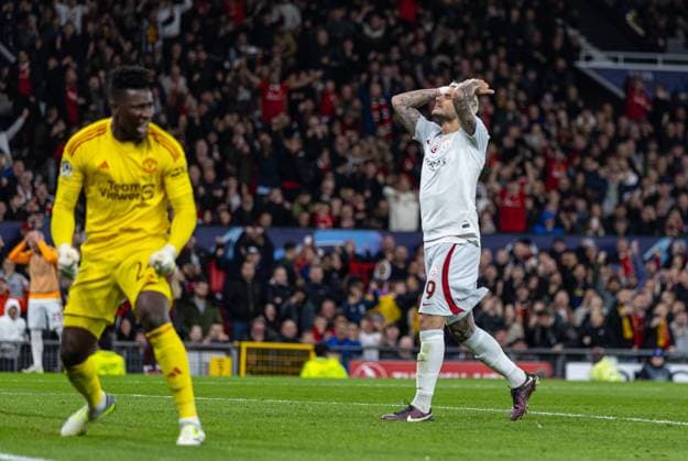 Football - UEFA Champions League - Group A - Manchester United, ManU FC v Galatasaray S.K. MANCHESTER, ENGLAND - Tuesday, October 3, 2023: Galatasaray s Mauro Icardi looks dejected after seeing his penalty kick saved during the UEFA Champions League Group A match between Manchester United FC and Galatasaray S.K. at Old Trafford. MANCHESTER Old Trafford GREATER MANCHESTER ENGLAND  Copyright: xDavidxRawcliffex P2023-10-03-Man_Utd_Galatasaray-77