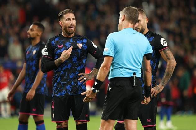 EINDHOVEN, 03-10-2023, Philips Stadium, UEFA Champions League season 2023 2024 match between PSV and Sevilla. Sevilla player Sergio Ramos, referee Daniele Orsato (ITA) waiting for VAR penalty kick PSV - Sevilla  x22614260x Copyright: