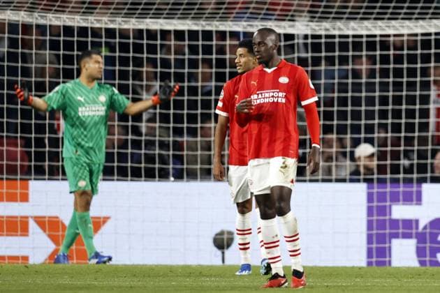 EINDHOVEN - (l-r) PSV Eindhoven goalkeeper Walter Benitez, Jordan Teze of PSV Eindhoven disappointed after the 1-2 during the UEFA Champions League match between PSV Eindhoven and Sevilla FC at the Phillips stadium on October 3, 2023 in Eindhoven, Netherlands. ANP MAURICE VAN STEEN UEFA Champions League 2023 24 2023 2024 xVIxANPxSportx xxANPxIVx 480151271 originalFilename: 480151271.jpg