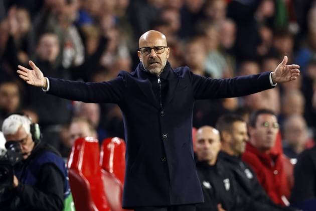 EINDHOVEN - PSV Eindhoven coach Peter Bosz reacts during the UEFA Champions League match between PSV Eindhoven and Sevilla FC at the Phillips stadium on October 3, September 2023 in Eindhoven, the Netherlands. ANP MAURICE VAN STEEN UEFA Champions League 2023 24 2023 2024 xVIxANPxSportx xxANPxIVx 480151593 originalFilename: 480151593.jpg