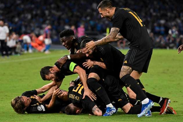 Sport Themen der Woche KW40 Sport Bilder des Tages Federico Valverde of Real Madrid CF celebrates with temmates after scoring the goal of 2-3 during the Champions League Group C football match between SSC Napoli and Real Madrid FC at Diego Armando Maradona stadium in Naples (Italy), October 3rd, 2023. AndreaxStaccioli