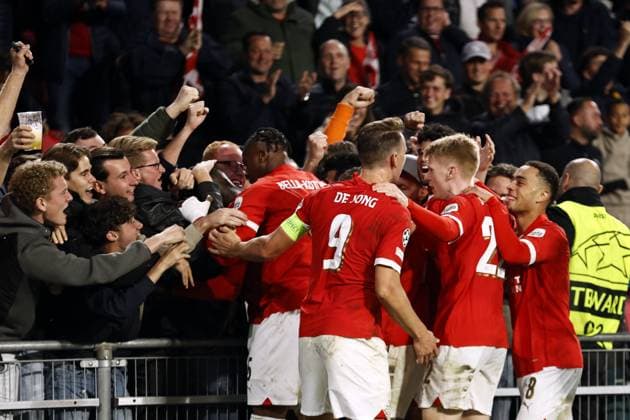 EINDHOVEN - PSV celebrates the 2-2 by Jordan Teze of PSV Eindhoven during the UEFA Champions League match between PSV Eindhoven and Sevilla FC at the Phillips stadium on October 3, 2023 in Eindhoven, Netherlands. ANP MAURICE VAN STEEN UEFA Champions League 2023 24 2023 2024 xVIxANPxSportx xxANPxIVx 480152667 originalFilename: 480152667.jpg