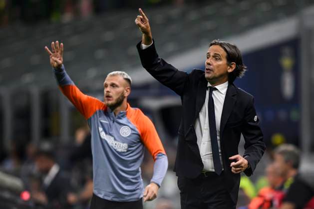 FC Internazionale v SL Benfica - UEFA Champions League Simone Inzaghi, head coach of FC Internazionale, and Federico Dimarco of FC Internazionale gesture during the UEFA Champions League football match between FC Internazionale and SL Benfica. Milan Italy Copyright: xNicolòxCampox