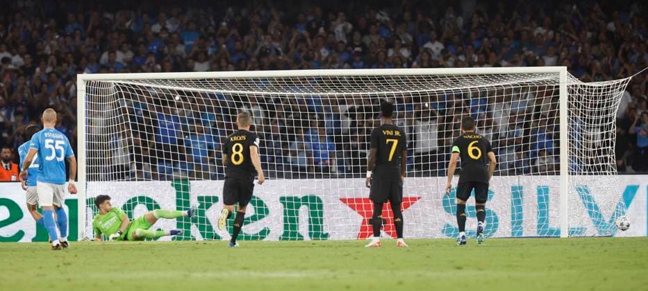 Partido de la Liga de Campeones entre el Napoles y el Real Madrid. En la imagen, Zielinski logra su gol. Champions League match between Napoli and Real Madrid. In this picture, Zielinski scores his goal. ÃNGELxRIVERO  ecommerceFotos eCommerce2-141861626