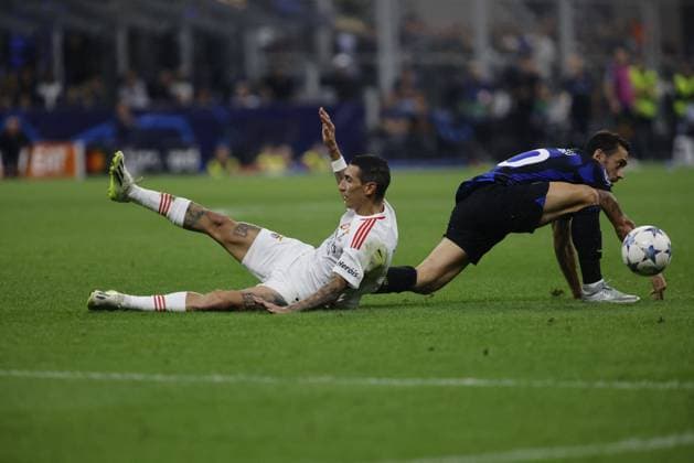 UEFA Champions League football match - Inter - FC Internazionale vs SL Benfica Angel Di Maria of Benfica and Hakan Calhanoglu of Inter Milan during the UEFA Champions League, Group D, football match between Fc Inter and Benfica on 03 October 2023 at Giuseppe Meazza Stadium, San Siro, Milan, Italy. Photo Nderim Kaceli Milan Italy  Copyright: xIPAxSport ABACAx BRIPASport20231004_191 IPAxSport ABACAx BRIPASport20231004_191