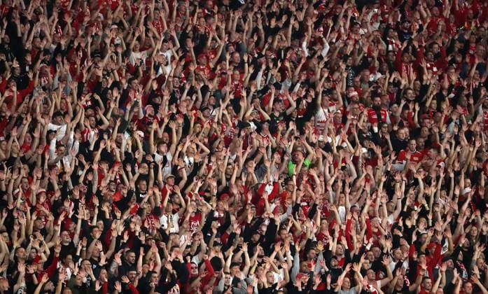 Unionfans klatschen im Rhythmus Fußball Fussball UEFA Champions League UCL Herren 2.Spieltag Saison 2023 2024 03.10.2023 1.FC Union Berlin FCU vs SC Braga Olympiastadion DFL regulations prohibit any use of photographs as image sequences and or quasi-video