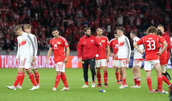 Paul Jaeckel, Kevin Volland, Lucas Tousart, Leonardo Bonucci, Janik Haberer, Robin Gosens, Alex Kral, Unionmannschaft enttäuscht nach Spielende Enttäuschung Fußball Fussball UEFA Champions League UCL Herren 2.Spieltag Saison 2023 2024 03.10.2023 1.FC Union Berlin FCU vs SC Braga Olympiastadion DFL regulations prohibit any use of photographs as image sequences and or quasi-video
