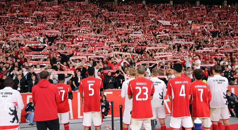 Unionmannschaft nach Spielende vor den Fans im Olympiastadion Sportstätte Übersicht Fußball Fussball UEFA Champions League UCL Herren 2.Spieltag Saison 2023 2024 03.10.2023 1.FC Union Berlin FCU vs SC Braga Olympiastadion DFL regulations prohibit any use of photographs as image sequences and or quasi-video