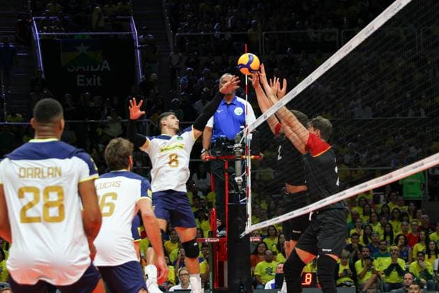 Volleyball, Olympia Quali, Brasilien - Deutschland Pré Olímpico de Vôlei Brasil x Alemanha RIO DE JANEIRO, RJ - 03.10.2023: PRÉ OLÍMPICO DE VÔLEI BRASIL X ALEMANHA - The Brazilian volleyball team returned to the Maracanãzinho court, in Rio de Janeiro, on Tuesday night (3) to face the German team, in the third round of Group A of the Men& 39;s Pre-Olympic Volleyball Tournament in search of qualification for the Paris 2024 Olympic Games, Olympische Spiele, Olympia, OS It is worth remembering that only the top two in each group guarantee classification. (Photo: Lorando Labbe Fotoarena) x2442974x  LorandoxLabbe