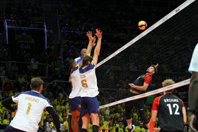 Volleyball, Olympia Quali, Brasilien - Deutschland Pré Olímpico de Vôlei Brasil x Alemanha RIO DE JANEIRO, RJ - 03.10.2023: PRÉ OLÍMPICO DE VÔLEI BRASIL X ALEMANHA - The Brazilian volleyball team returned to the Maracanãzinho court, in Rio de Janeiro, on Tuesday night (3) to face the German team, in the third round of Group A of the Men& 39;s Pre-Olympic Volleyball Tournament in search of qualification for the Paris 2024 Olympic Games, Olympische Spiele, Olympia, OS It is worth remembering that only the top two in each group guarantee classification. (Photo: Lorando Labbe Fotoarena) x2442987x  LorandoxLabbe