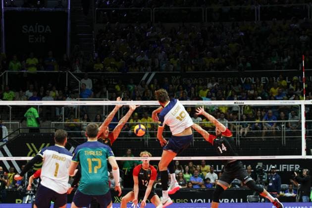 Volleyball, Olympia Quali, Brasilien - Deutschland Pré Olímpico de Vôlei Brasil x Alemanha RIO DE JANEIRO, RJ - 03.10.2023: PRÉ OLÍMPICO DE VÔLEI BRASIL X ALEMANHA - The Brazilian volleyball team returned to the Maracanãzinho court, in Rio de Janeiro, on Tuesday night (3) to face the German team, in the third round of Group A of the Men& 39;s Pre-Olympic Volleyball Tournament in search of qualification for the Paris 2024 Olympic Games, Olympische Spiele, Olympia, OS It is worth remembering that only the top two in each group guarantee classification. (Photo: Lorando Labbe Fotoarena) x2442996x  LorandoxLabbe