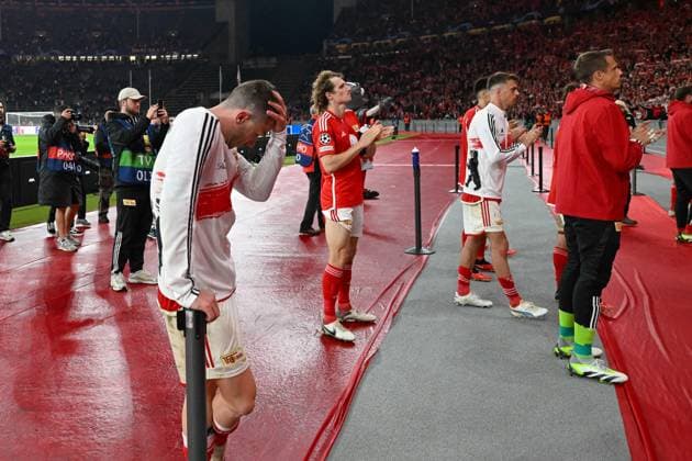 Fussball, Herren, Saison 2023 2024, UEFA Champions League (Gruppe C, 2. Spieltag), 1. FC Union Berlin - Sporting Braga, v. l. Die Spieler von 1. FC Union Berlin enttaeuscht, disappointed vor der Fankurve, v. l. Robin Gosens (1. FC Union), Alex Kral (1. FC Union Berlin), Janik Haberer (1. FC Union Berlin), Torwart Alexander Schwolow (1. FC Union Berlin), 03.10. 2023, Copyright: xMatthiasxKochx