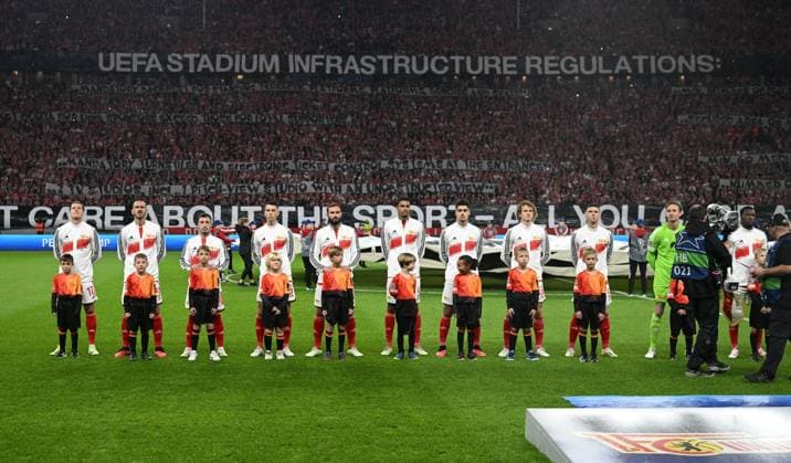 Fussball, Herren, Saison 2023 2024, UEFA Champions League (Gruppe C, 2. Spieltag), 1. FC Union Berlin - Sporting Braga (2:3), Fans von Union protestieren gegen die UEFA und ihre Vorgaben für die Infrastruktur für die Champions League, vorn v. l. Kevin Behrens (1. FC Union Berlin), Leonardo Bonucci (1. FC Union Berlin), Josip Juranovic (1. FC Union Berlin), Janik Haberer (1. FC Union Berlin), Lucas Tousart (1. FC Union Berlin), Danilho Doekhi (1. FC Union), Diogo Leite (1. FC Union Berlin), Alex Kral (1. FC Union Berlin), Robin Gosens (1. FC Union), Torwart Frederik Rönnow (1. FC Union), Sheraldo Becker (1. FC Union), 03.10. 2023, Copyright: xMatthiasxKochx