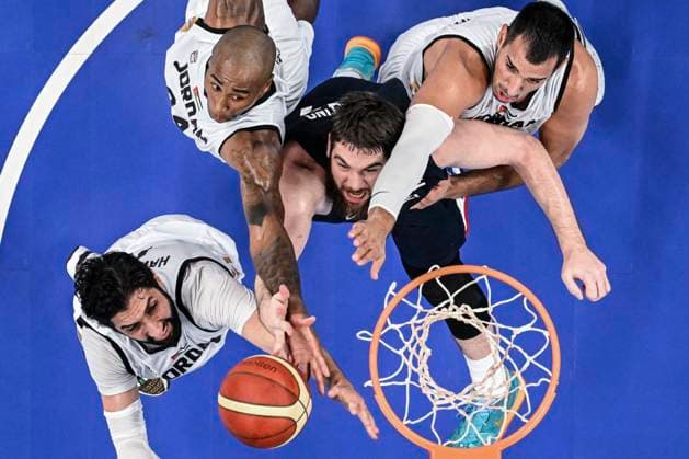 Sport Themen der Woche KW40 (231004) -- HANGZHOU, Oct. 4, 2023 -- William Joseph Artino (2nd R) of Chinese Taipei competes during the Men s semifinal of Basketball between Chinese Taipei and Jordan at the 19th Asian Games in Hangzhou, east China s Zhejiang Province, Oct. 4, 2023. ) (SP)CHINA-HANGZHOU-ASIAN GAMES-BASKETBALL(CN) PanxYulong 