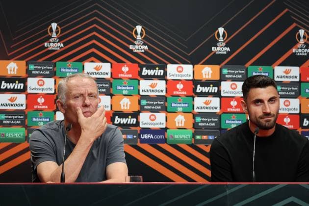 Freiburg, Deutschland 17. August 2023: Europa League - 2023 2024 - SC Freiburg Pressekonferenz - Spieltagskonferenz Im Bild: v.li. Trainer Christian Streich (SC Freiburg) und Vincenzo Grifo (SC Freiburg) bei der Pressekonferenz, PK Europa Park Stadion Baden Württemberg Copyright: xFotostandx xHettichx