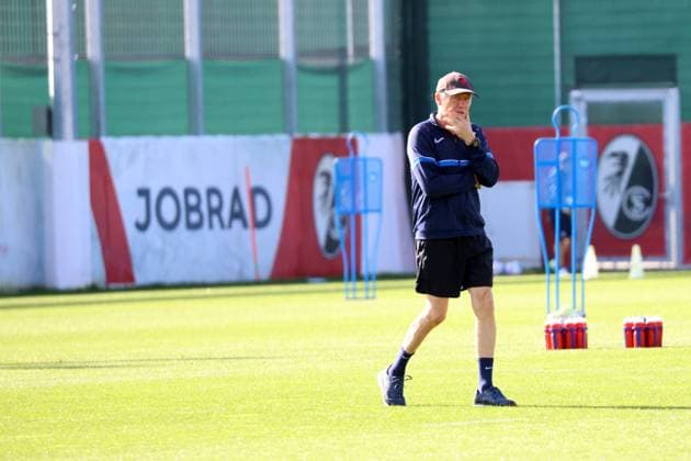Freiburg, Deutschland 04. Oktober 2023: 1. BL - 2023 2024 - SC Freiburg Training Im Bild: Trainer Christian Streich (SC Freiburg) nachdenklich auf dem Spielfeld. Trainingsgelände Baden Württemberg Copyright: xFotostandx xHettichx