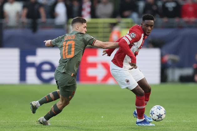 Shakhtar s Heorhiy Sudakov and Antwerp s Mandela Keita fight for the ball during fight for the ball during a soccer game between Belgian soccer team Royal Antwerp FC and Ukrainian club Shakhtar Donetsk, on Wednesday 04 October 2023 in Antwerp, on day two of the Champions League group stage, in the group H. BRUNOxFAHY  x76280552x