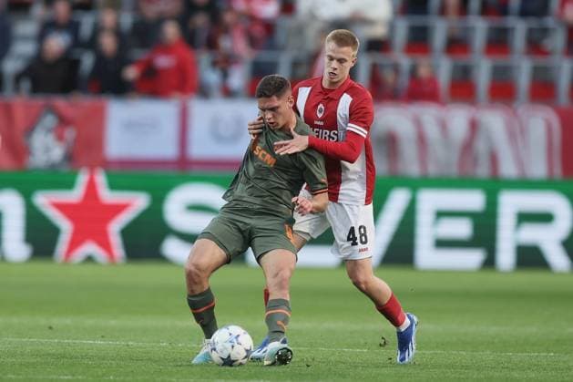 Shakhtar s Heorhiy Sudakov and Antwerp s Arthur Vermeeren fight for the ball during a soccer game between Belgian soccer team Royal Antwerp FC and Ukrainian club Shakhtar Donetsk, on Wednesday 04 October 2023 in Antwerp, on day two of the Champions League group stage, in the group H. BRUNOxFAHY  x76281703x
