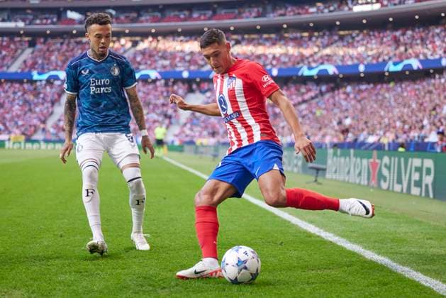Spain, Madrid, 04.10.2023, Civitas Metropolitano Stadium, Atletico de Madrid v Feyenoord Rotterdam - UEFA Champions League match 1st round day 2, Nauel Molina (Atletico de Madrid) and Quilindschy Hartman (Feyenoord Rotterdam) battle for the ball Madrid Civitas Metropolitano Stadium Spain