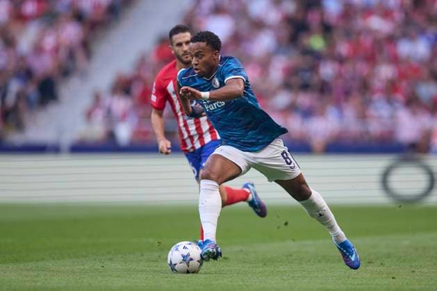Spain, Madrid, 04.10.2023, Civitas Metropolitano Stadium, Atletico de Madrid v Feyenoord Rotterdam - UEFA Champions League match 1st round day 2, Quinten Timber (Feyenoord Rotterdam) controls the ball Madrid Civitas Metropolitano Stadium Spain