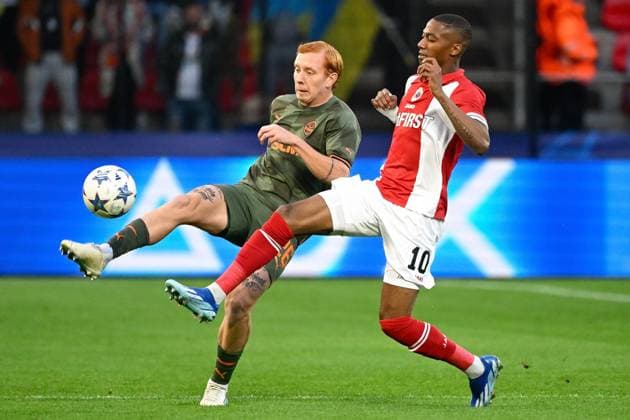 Royal Antwerp FC v FC Shakhtar Donetsk - UEFA Champions League DEURNE, BELGIUM - OCTOBER 04 : Yukhym Konoplia defender of Shakhtar Donetsk battles for the ball with Balikwisha Michel-Ange forward of Antwerp FC during the UEFA Champions League group H match between Royal Antwerp FC and FC Shakhtar Donetsk on October 4, 2023 in Deurne, Belgium, 04 10 2023 Deurne Belgium  Copyright: xPeterxDexVoechtx