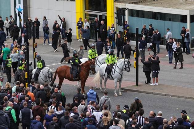 UEFA Champions League Newcastle United v Paris Saint-Germain Police on horse ire in attendance for the UEFA Champions League match Newcastle United vs Paris Saint-Germain at St. James s Park, Newcastle, United Kingdom, 4th October 2023 (Photo by Mark Cosgrove News Images) Newcastle St. James s Park Tyne and Wear United Kingdom Copyright: xMarkxCosgrove NewsxImagesx
