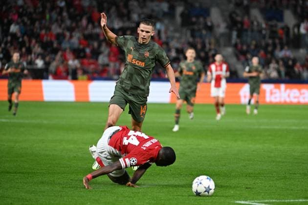 231004 Royal Antwerp FC vc FK Shakhtar Donetsk Danylo Sikan of Shakhtar Donetsk battles for the ball with Soumaula Coulibaly of Antwerp during a football game between Royal Antwerp FC and FK Shakhtar Donetsk on day 2 in Group H of the UEFA Champions League season 2023-2024 competition on October 4, 2023 in Antwerp, Belgium. (Photo by Maarten Straetemans Isosport) ANTWERP BELGIUM  Copyright: xx 408731