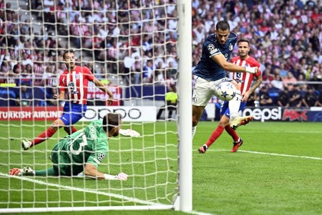 MADRID - David Hancko of Feyenoord scores the 1-2. (l-r) Atletico Madrid goalkeeper Jan Oblak, David Hancko of Feyenoord during the UEFA Champions League match between Atletico Madrid and Feyenoord Rotterdam at Estadio Metropolitano on October 4, 2023 in Madrid, Spain. ANP OLAF KRAAK UEFA Champions League 2023 24 2023 2024 xVIxANPxSportx xxANPxIVx 480230571 originalFilename: 480230571.jpg