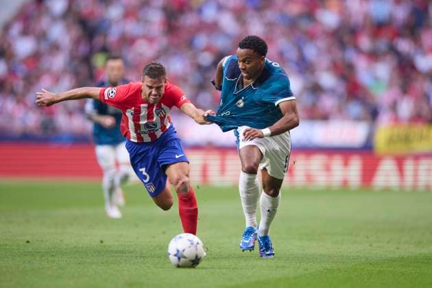 Spain, Madrid, 04.10.2023, Civitas Metropolitano Stadium, Atletico de Madrid v Feyenoord Rotterdam - UEFA Champions League match 1st round day 2, Quinten Timber (Feyenoord Rotterdam) and Cesar Azpilicueta (Atletico de Madrid) battle for the ball Madrid Civitas Metropolitano Stadium Spain