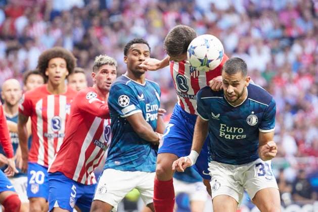 Spain, Madrid, 04.10.2023, Civitas Metropolitano Stadium, Atletico de Madrid v Feyenoord Rotterdam - UEFA Champions League match 1st round day 2, David Hancko (Feyenoord Rotterdam) and Cesar Azpilicueta (Atletico de Madrid) battle for the ball Madrid Civitas Metropolitano Stadium Spain