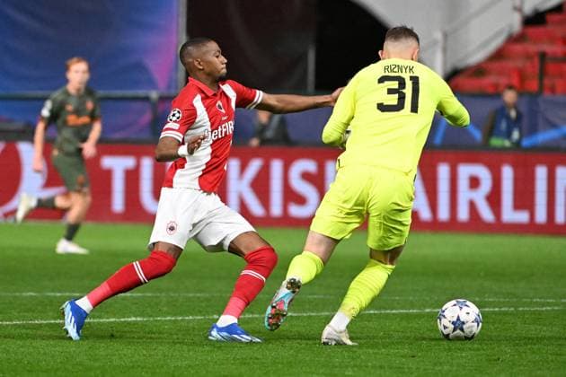231004 Royal Antwerp FC vc FK Shakhtar Donetsk Michel Ange Balikwisha of Antwerp battles for the ball with Dmytro Riznyk of Shakhtar Donetsk during a football game between Royal Antwerp FC and FK Shakhtar Donetsk on day 2 in Group H of the UEFA Champions League season 2023-2024 competition on October 4, 2023 in Antwerp, Belgium. (Photo by Maarten Straetemans Isosport) ANTWERP BELGIUM  Copyright: xx 408765