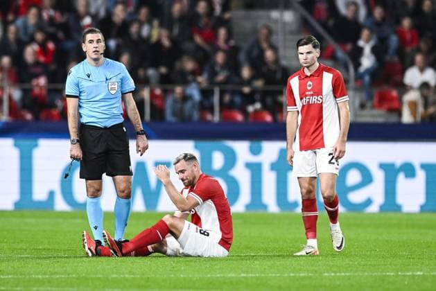 Antwerp s Vincent Janssen lies injured on the ground during a soccer game between Belgian soccer team Royal Antwerp FC and Ukrainian club Shakhtar Donetsk, on Wednesday 04 October 2023 in Antwerp, on day two of the Champions League group stage, in the group H. TOM GOYVAERTS TomxGoyvaerts  x76288557x