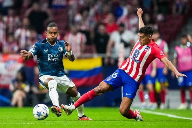 UEFA Champions League: Atletico Madrid v Feyenoord Madrid - Igor Paixao of Feyenoord, Nahuel Molina of Atletico Madrid during the 2nd leg of the UEFA Champions League group stage between Atletico Madrid v Feyenoord at Estadio Metropolitano on 4 October 2023 in Madrid, Spain. Copyright: xTomxBodex