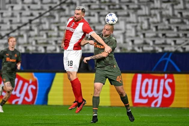 Royal Antwerp FC v FC Shakhtar Donetsk - UEFA Champions League DEURNE, BELGIUM - OCTOBER 04 : Janssen Vincent forward of Antwerp FC and Yaroslav Rakitskyy defender of Shakhtar Donetsk during the UEFA Champions League group H match between Royal Antwerp FC and FC Shakhtar Donetsk on October 4, 2023 in Deurne, Belgium, 04 10 2023 Deurne Belgium  Copyright: xPeterxDexVoechtx