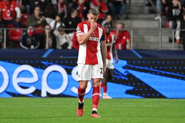 231004 Royal Antwerp FC vc FK Shakhtar Donetsk Toby Alderweireld of Antwerp dejected after Shakhtar Donetsk scored the 2-3 goal during a football game between Royal Antwerp FC and FK Shakhtar Donetsk on day 2 in Group H of the UEFA Champions League season 2023-2024 competition on October 4, 2023 in Antwerp, Belgium. (Photo by Maarten Straetemans Isosport) ANTWERP BELGIUM  Copyright: xx 408809