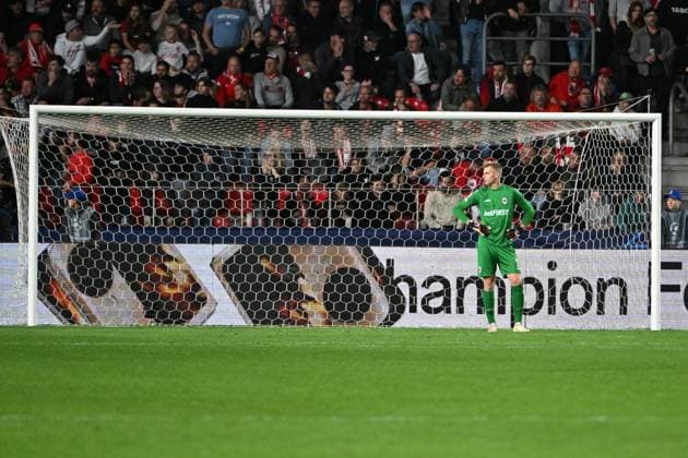 231004 Royal Antwerp FC vc FK Shakhtar Donetsk Jean Butez of Antwerp looks dejected after Shakhtar Donetsk scored the 2-3 goal during a football game between Royal Antwerp FC and FK Shakhtar Donetsk on day 2 in Group H of the UEFA Champions League season 2023-2024 competition on October 4, 2023 in Antwerp, Belgium. (Photo by Maarten Straetemans Isosport) ANTWERP BELGIUM  Copyright: xx 408810