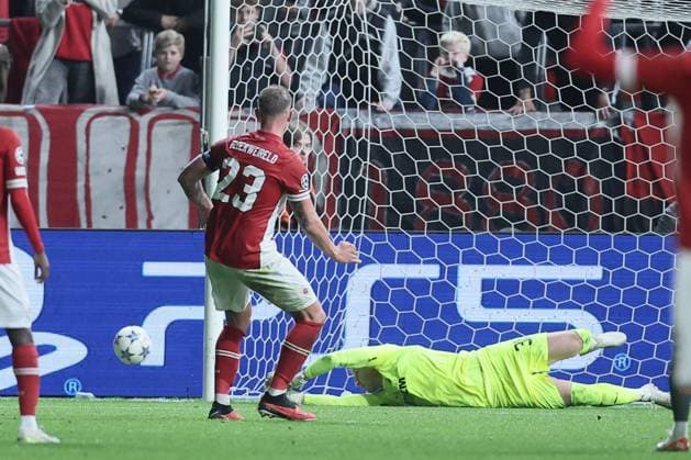 Sport Bilder des Tages Antwerp s Toby Alderweireld misses a penalty during a soccer game between Belgian soccer team Royal Antwerp FC and Ukrainian club Shakhtar Donetsk, on Wednesday 04 October 2023 in Antwerp, on day two of the Champions League group stage, in the group H. BRUNOxFAHY  x76293724x