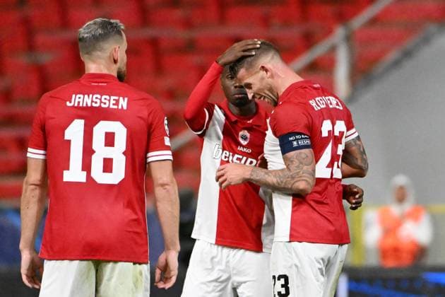 231004 Royal Antwerp FC vc FK Shakhtar Donetsk Toby Alderweireld of Antwerp looks dejected after missing a penalty during a football game between Royal Antwerp FC and FK Shakhtar Donetsk on day 2 in Group H of the UEFA Champions League season 2023-2024 competition on October 4, 2023 in Antwerp, Belgium. (Photo by Maarten Straetemans Isosport) ANTWERP BELGIUM  Copyright: xx 408834